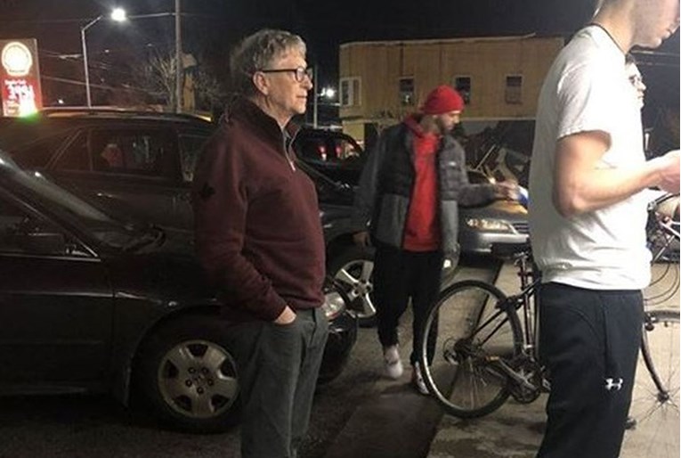 Bill Gates na ulici čekao u redu za burger, pomfrit i Colu