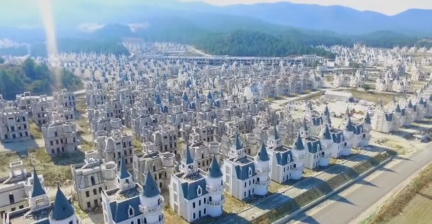Naselje puno napuštenih vila u Turskoj izgleda poput groblja dvoraca