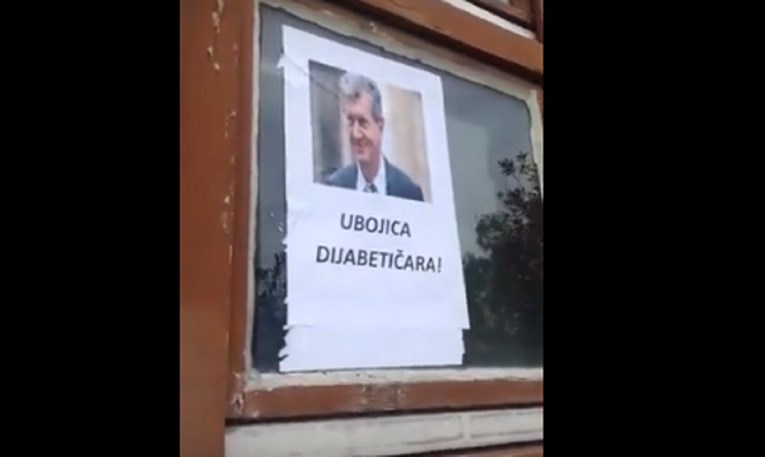 Otac bolesnog djeteta po Splitu lijepio sliku Kujundžića: "Ubojica dijabetičara"