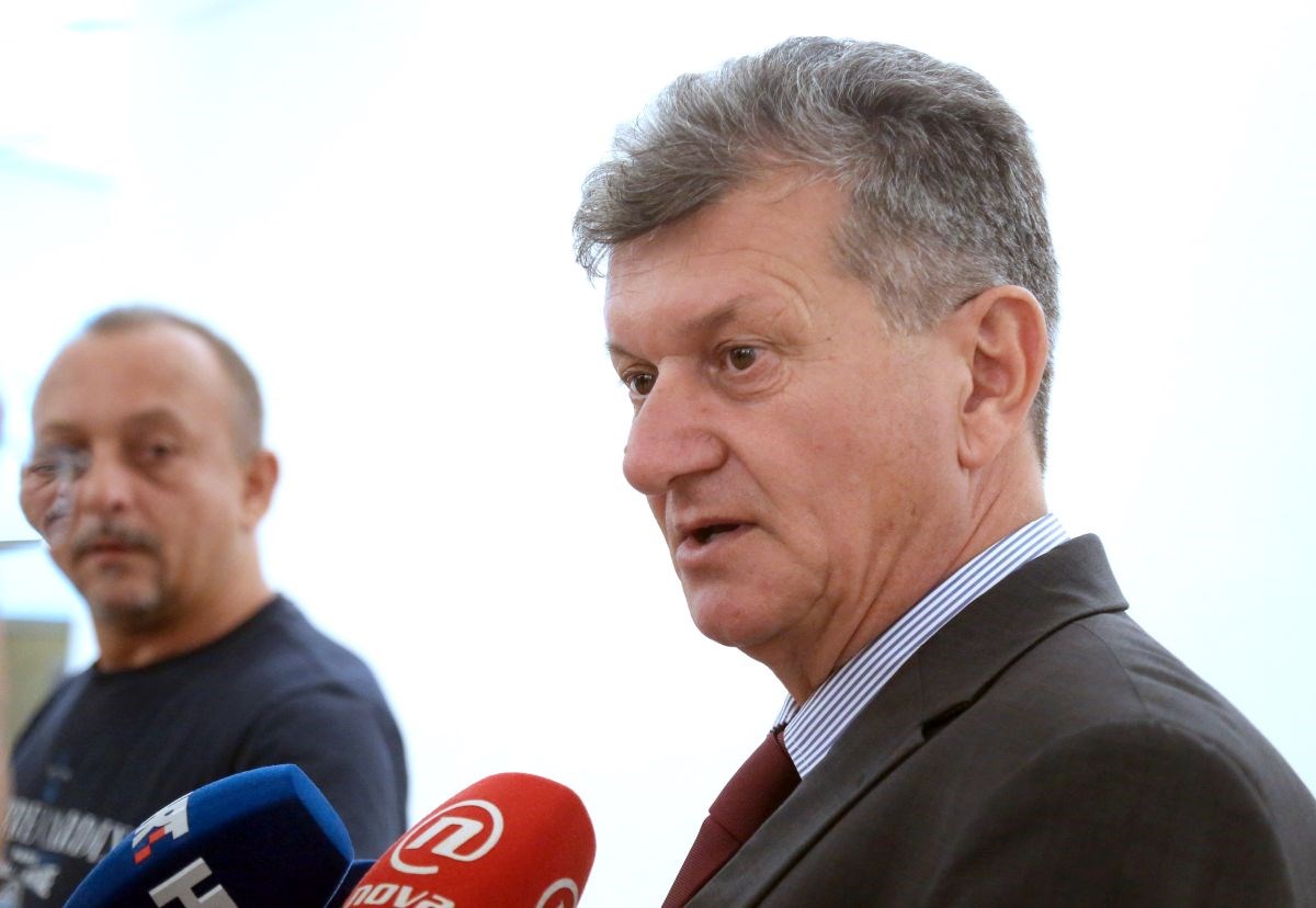 Kujundžić će tražiti poskupljenje cigareta i alkohola