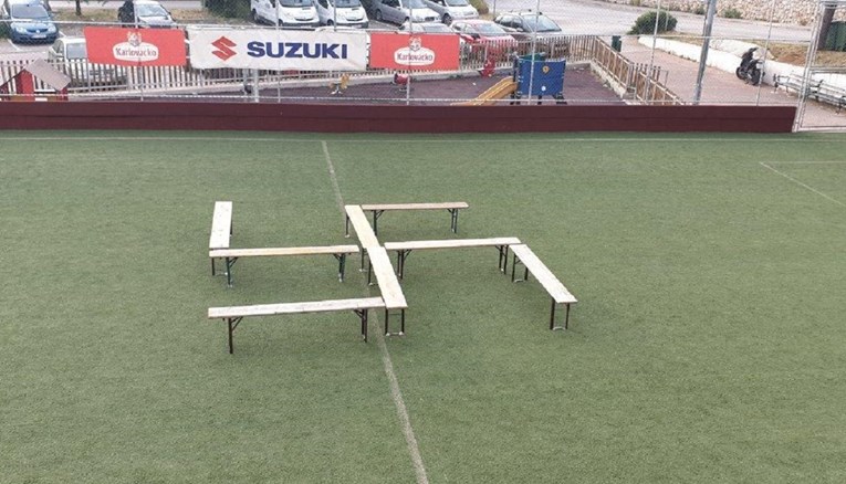 Od klupa napravili kukasti križ na nogometnom terenu kod Dubrovnika