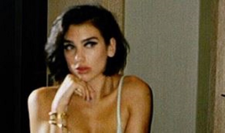 Dua Lipa pozirala u čipkastom donjem vešu
