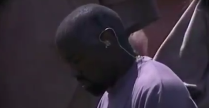 Kanye West plakao na koljenima tijekom nastupa na Coachelli