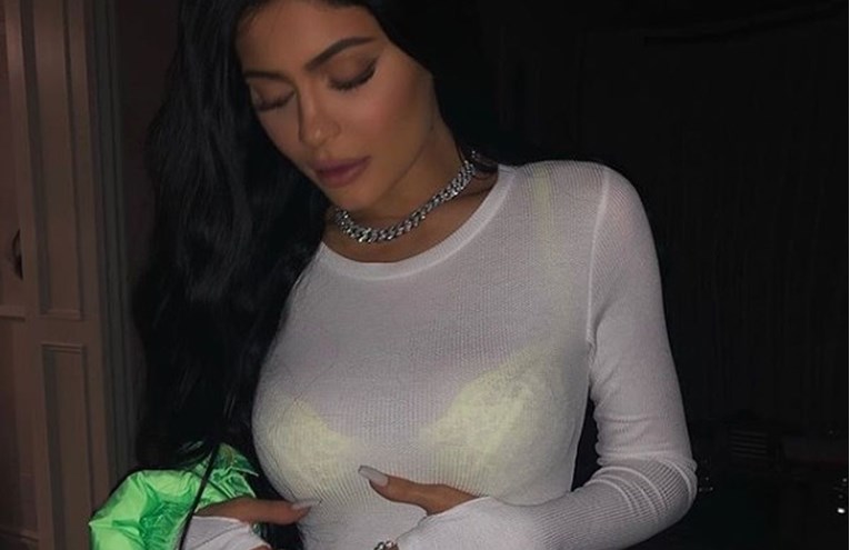 Zbog ove fotke fanovi Kylie Jenner zaključili su da je opet trudna