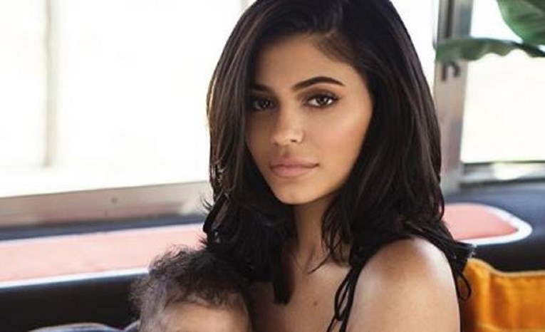 Kylie Jenner za 21. rođendan objavila prve službene portrete 6-mjesečne kćeri