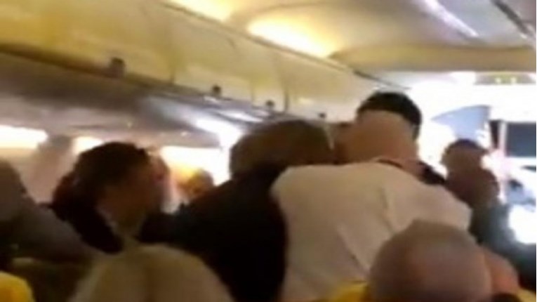 VIDEO Muškarac drugog putnika mlatio i grizao u avionu zbog ženske cipele