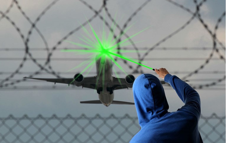 Netko iznad aerodroma u Mostaru ometa avione laserima