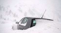 Lavine u Austriji ubile dvojicu skijaša, tisuće ljudi zametene pod snijegom