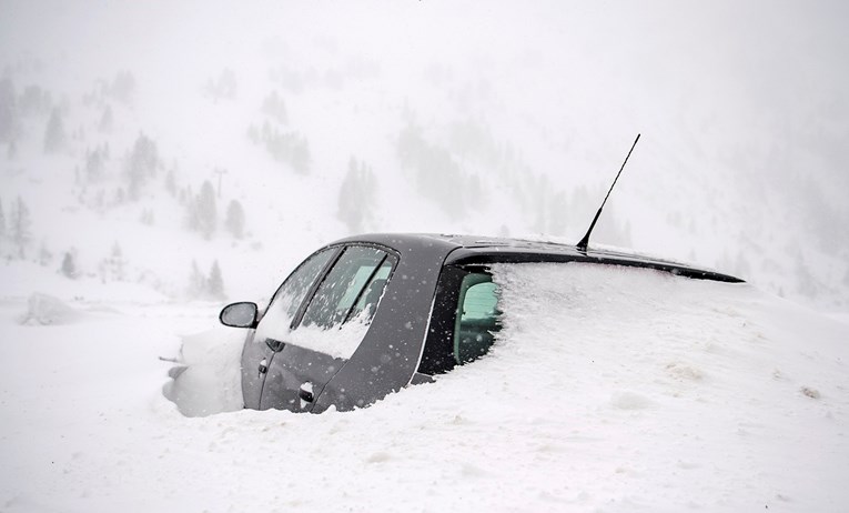 Lavine u Austriji ubile dvojicu skijaša, tisuće turista zametene snijegom
