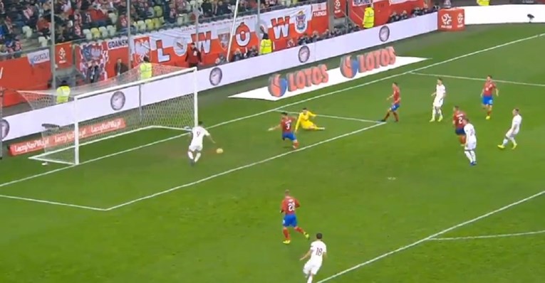 Lewandowski s pola metra promašio potpuno prazan gol
