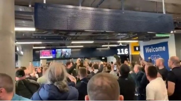 VIDEO Ovako navijači Evertona zezaju Liverpool