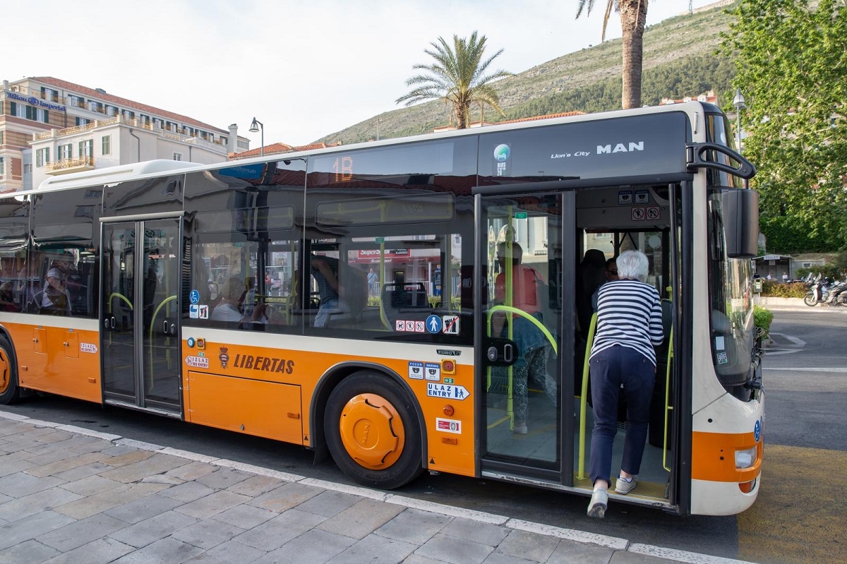 Autobus zakočio, stariji Dubrovčanin pao na pod i teško se ozlijedio