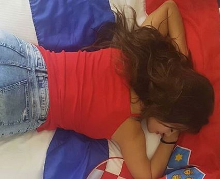 Lidija Bačić legla na hrvatsku zastavu u vrućim hlačicama