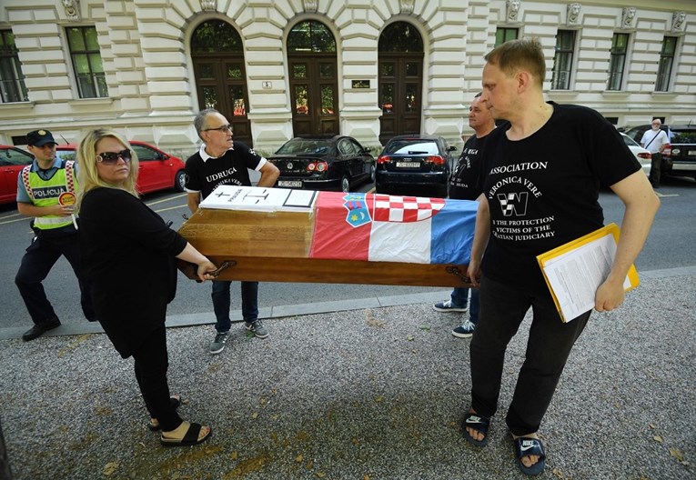 FOTO Prosvjednici po Zagrebu nosili lijes