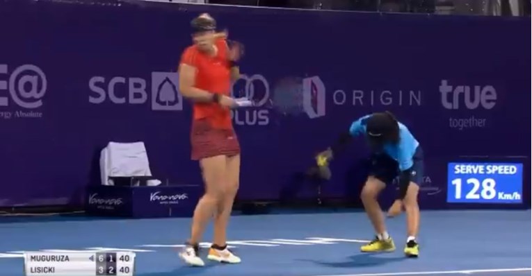 VIDEO Njemačka tenisačica pozvala skupljačicu loptica u pomoć pa ostala u šoku