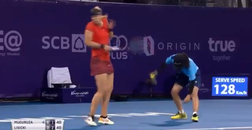VIDEO Njemačka tenisačica pozvala skupljačicu loptica u pomoć pa ostala u šoku