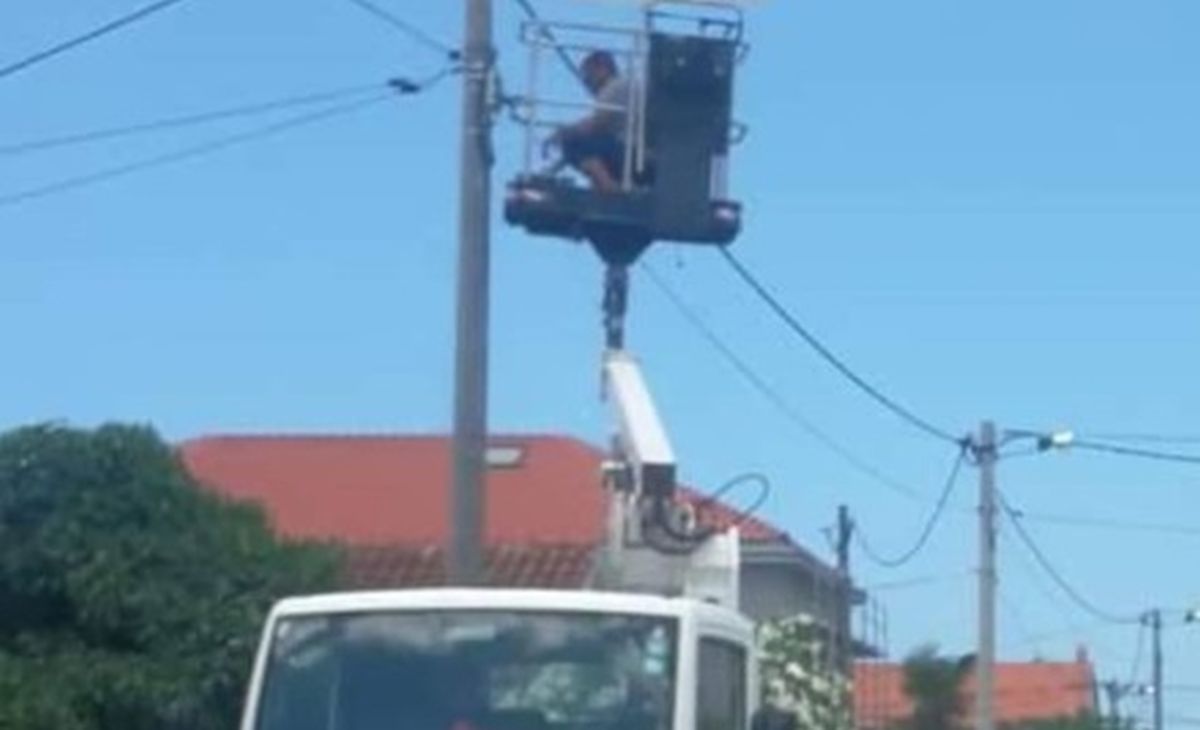 Radnici u Zadru smislili zanimljiv način kako se zaštititi od sunca na poslu