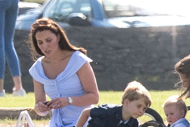 Zbog onog što princ George drži u ruci mnogi su Kate proglasili lošom majkom