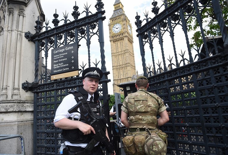 Muškarac se zabio u barijere kod britanskog parlamenta, osumnjičen za terorizam