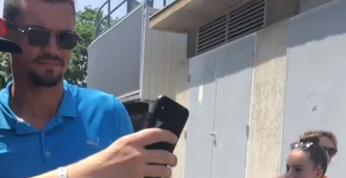 VIDEO Lovren nije imao pojma s kim se slika, kad je shvatio, odmah se ispričao