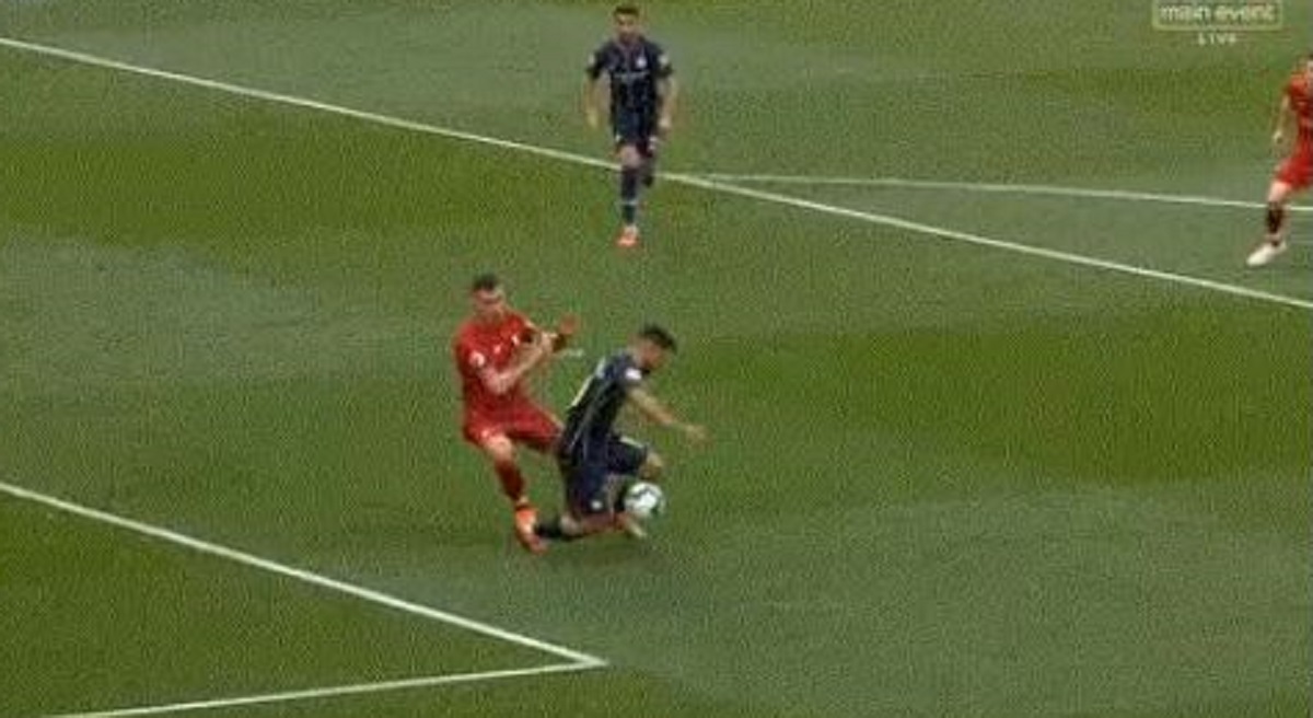 Lovren se izvukao: Pogledajte kako je srušio Aguera, a City nije dobio penal