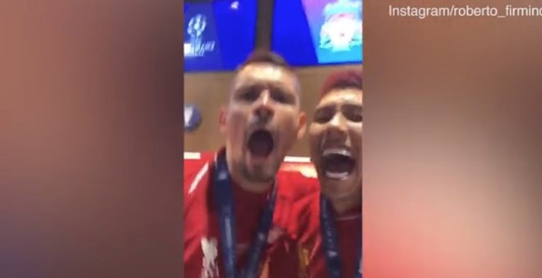 VIDEO Lom u svlačionici: Lovren i Firmino urlaju, Van Dijku pjevaju pjesmu