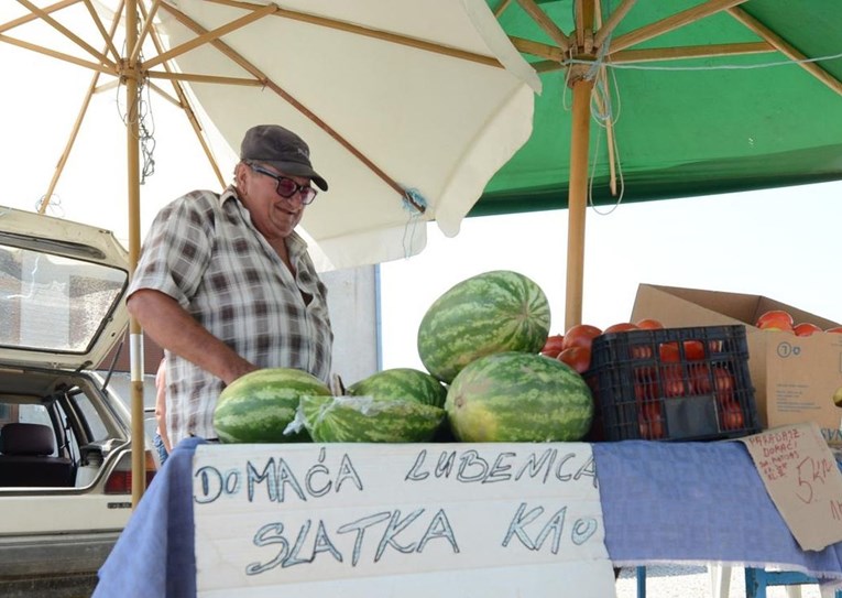 Marketinški potez prodavača voća kod Bjelovara nasmijao kupce: "Slatka kao..."