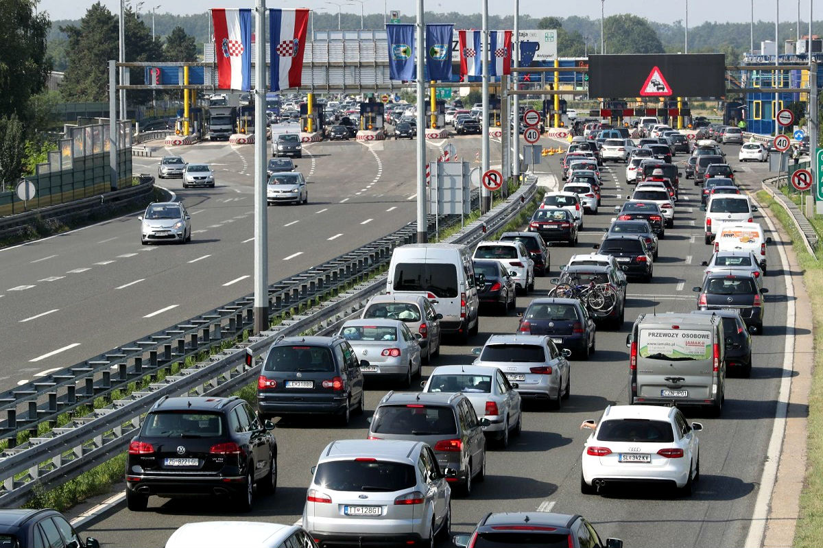 Kolona na Lučkom duga 11 kilometara
