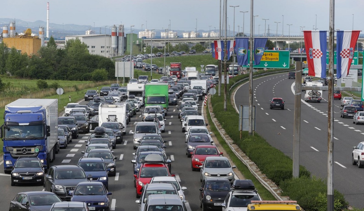 Kilometarske kolone pred naplatom Lučko