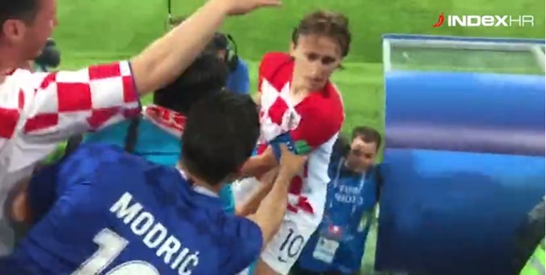 Pogledajte kako se Luka Modrić penje na tribinu i slavi s navijačima