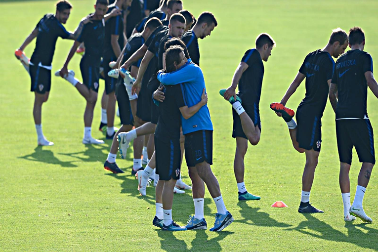 MODRIĆ STIGAO NA PRIPREME Pogledajte kako su ga igrači dočekali