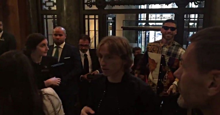 VIDEO Modrić stigao po nagradu, u Londonu ga dočekali supruga i Boban