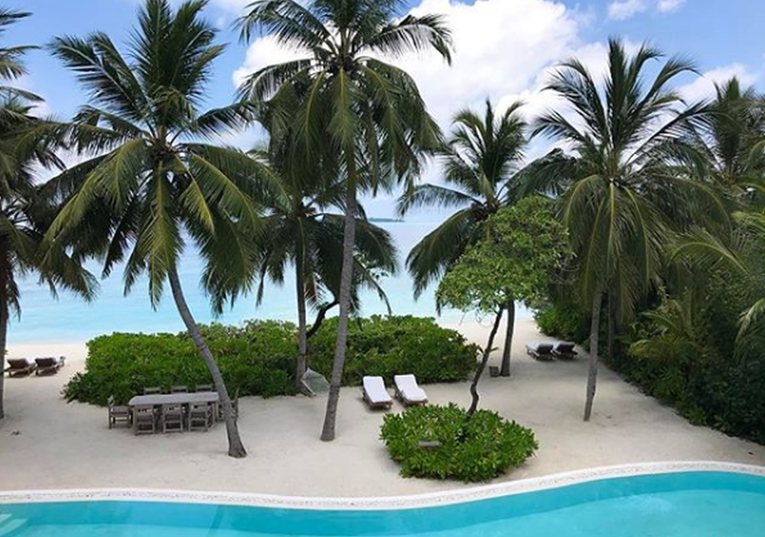 Volite čitati na plaži? Luksuzni resort na Maldivima nudi vam posao iz snova