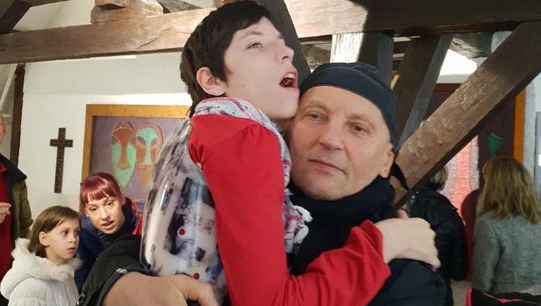 Lupinizam za autizam: Lupino otvorio humanitarnu izložbu za pomoć bolesnoj djeci
