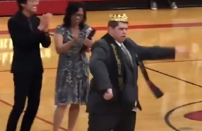 Dečka s autizmom proglasili kraljem maturalne večeri, njegova reakcija je hit