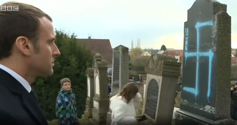Kukasti križevi na židovskom groblju u Francuskoj, Macron bijesan