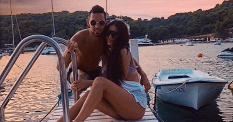 Hajdukov nogometaš i seksi Mađarica uživaju na moru, ona rado pozira u badiću