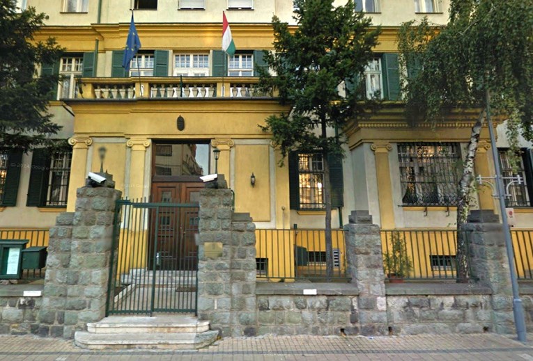 Na zgradi mađarske ambasade u Beogradu osvanuli kukasti križevi
