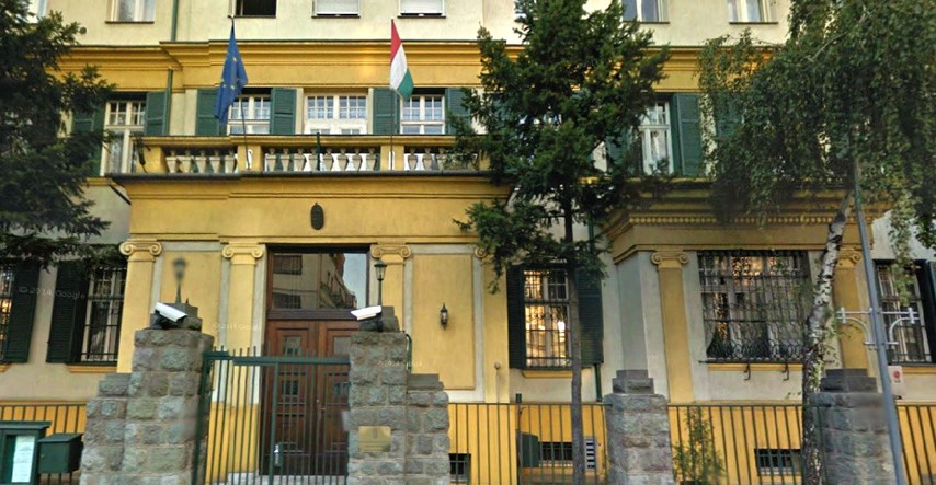 Na zgradi mađarske ambasade u Beogradu osvanuli kukasti križevi