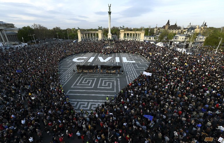 U Budimpešti uhićeno 35 prosvjednika, policija ih tjerala suzavcem