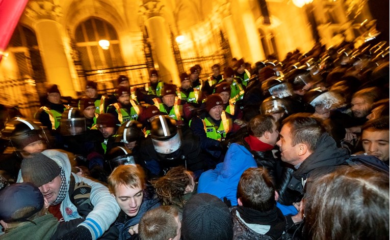 Žestoki prosvjedi protiv Orbana u Budimpešti, policiju prskaju suzavcem
