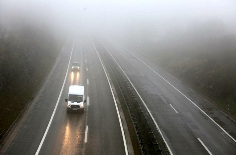 Magla mjestimice smanjuje vidljivost, na autocesti A1 došlo do nesreće