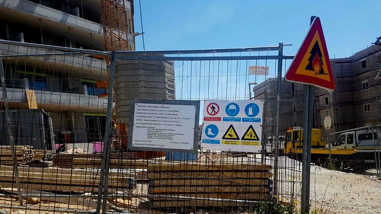 U Makarskoj su zabranjeni građevinski radovi. Ovako to izgleda i zvuči u praksi