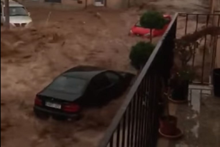 Kaos na Mallorci: Kiša potopila otok, voda nosi sve, poginulo pet osoba