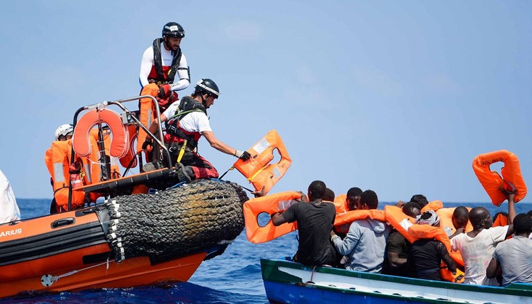 Malteški vojni brod spasio više od 200 migranata, među njima i trudnicu