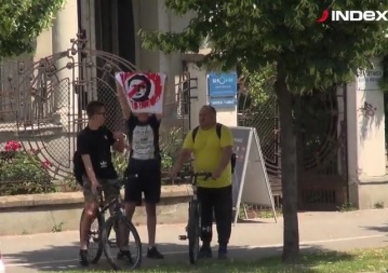 "Vratit ćemo Dinamo": Nekoliko navijača ispred Suda proslavilo presudu Mamiću