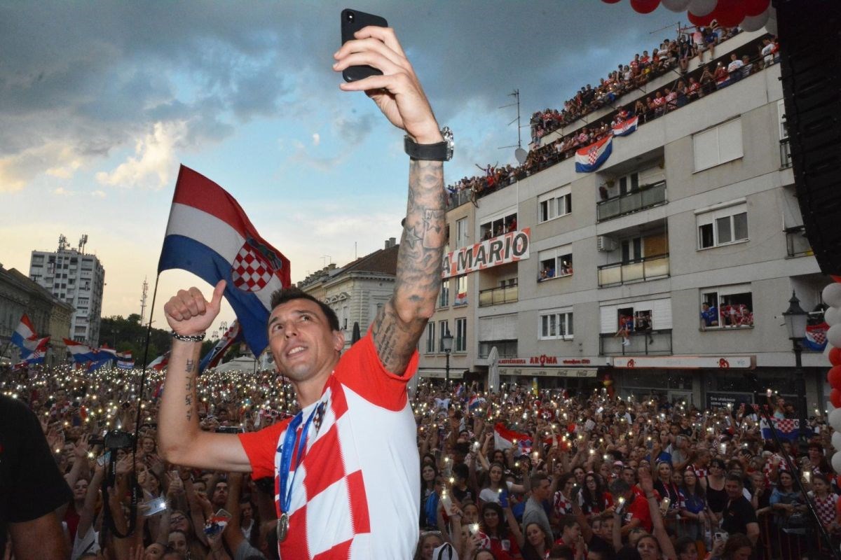 Ludnica u Slavonskom Brodu, Mandžukić i Škoro s navijačima pjevali "Ne dirajte mi ravnicu"