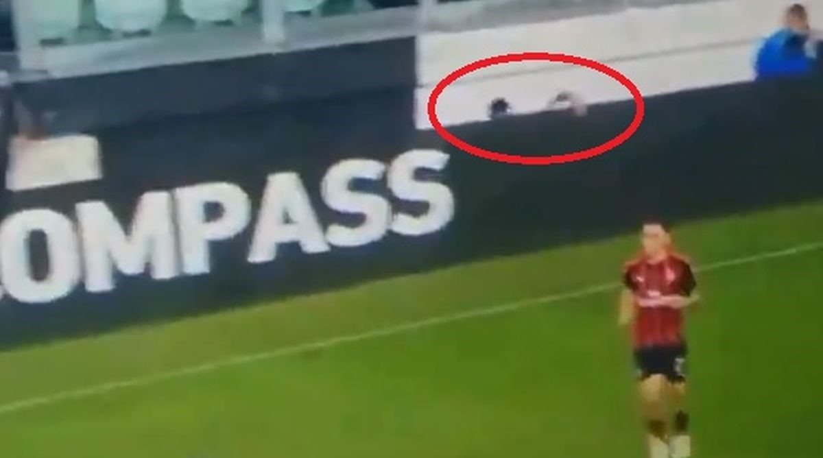 VIDEO Mandžukić spasio loptu da ne ode u aut i nestao iza reklama