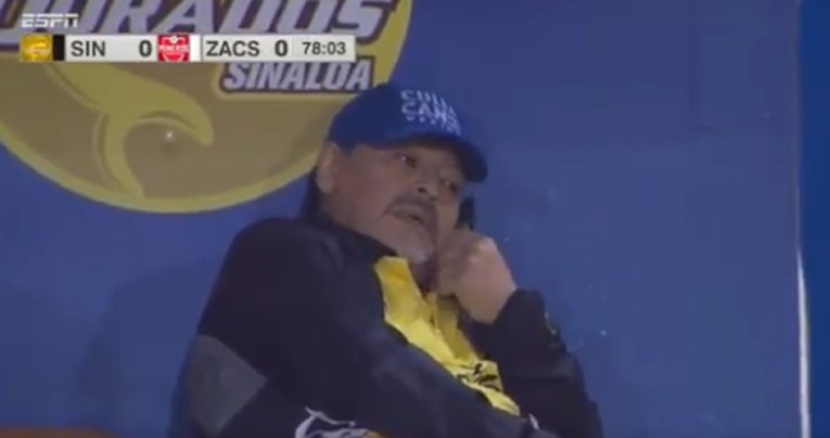 Maradona sjedio na klupi pa se usred utakmice javio na mobitel