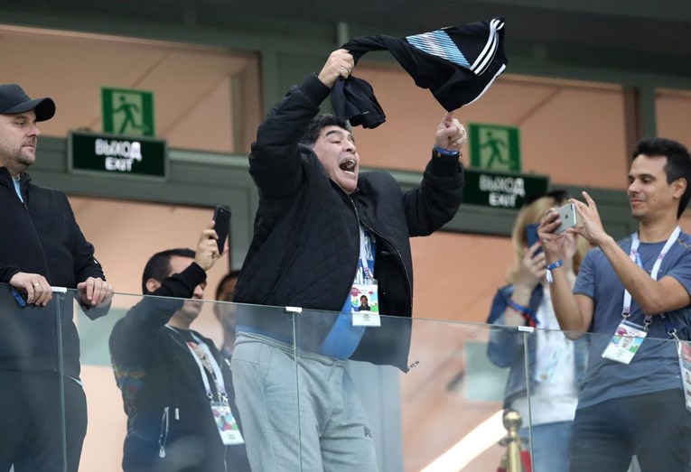 FOTO Maradona luduje u loži protiv Hrvatske, Šuker ga zagrlio